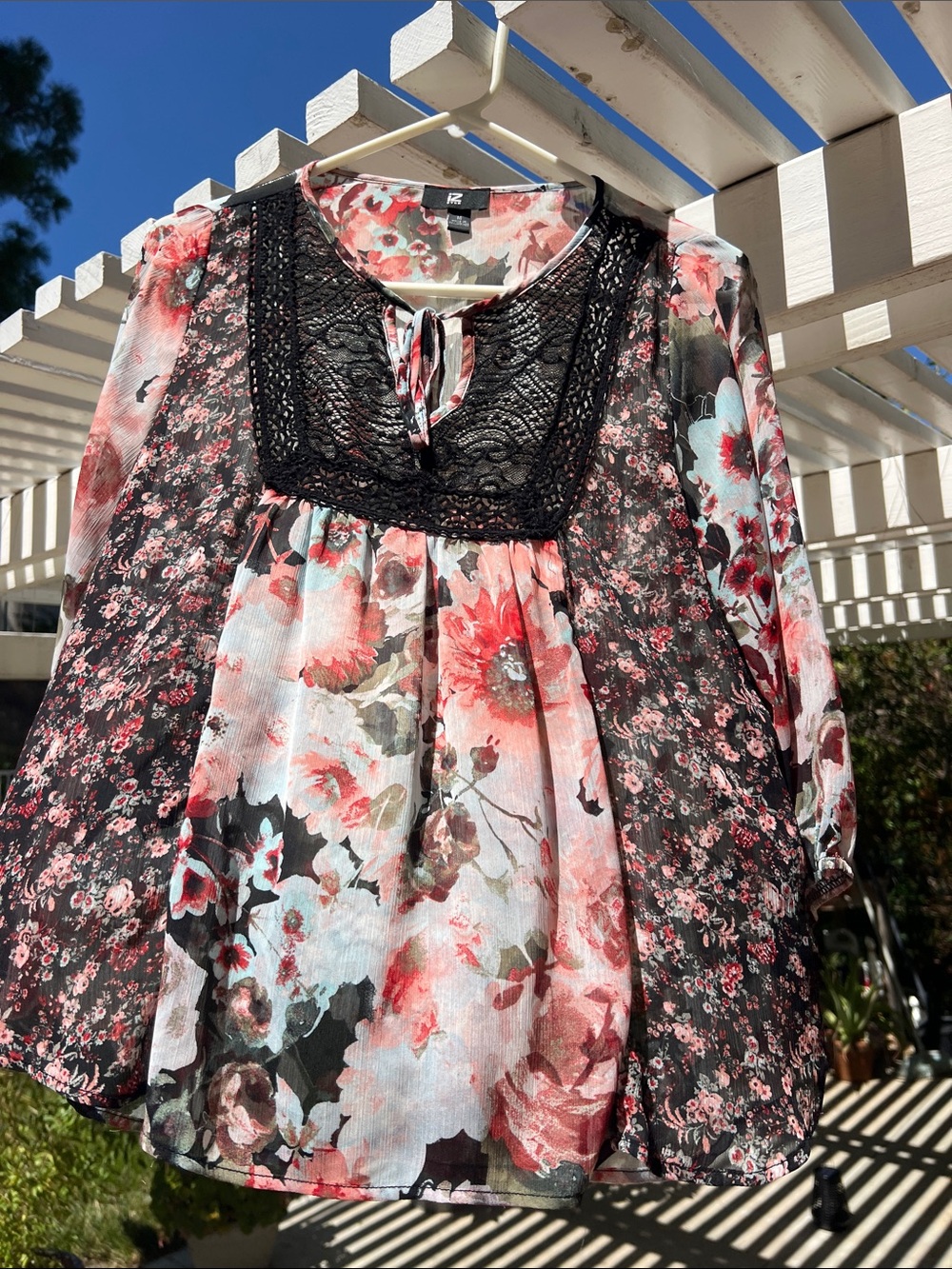 Iz Byer Black & Coral Floral Lace-Trim Peasant Top